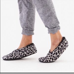 Isaac Mizrahi leopard slippers